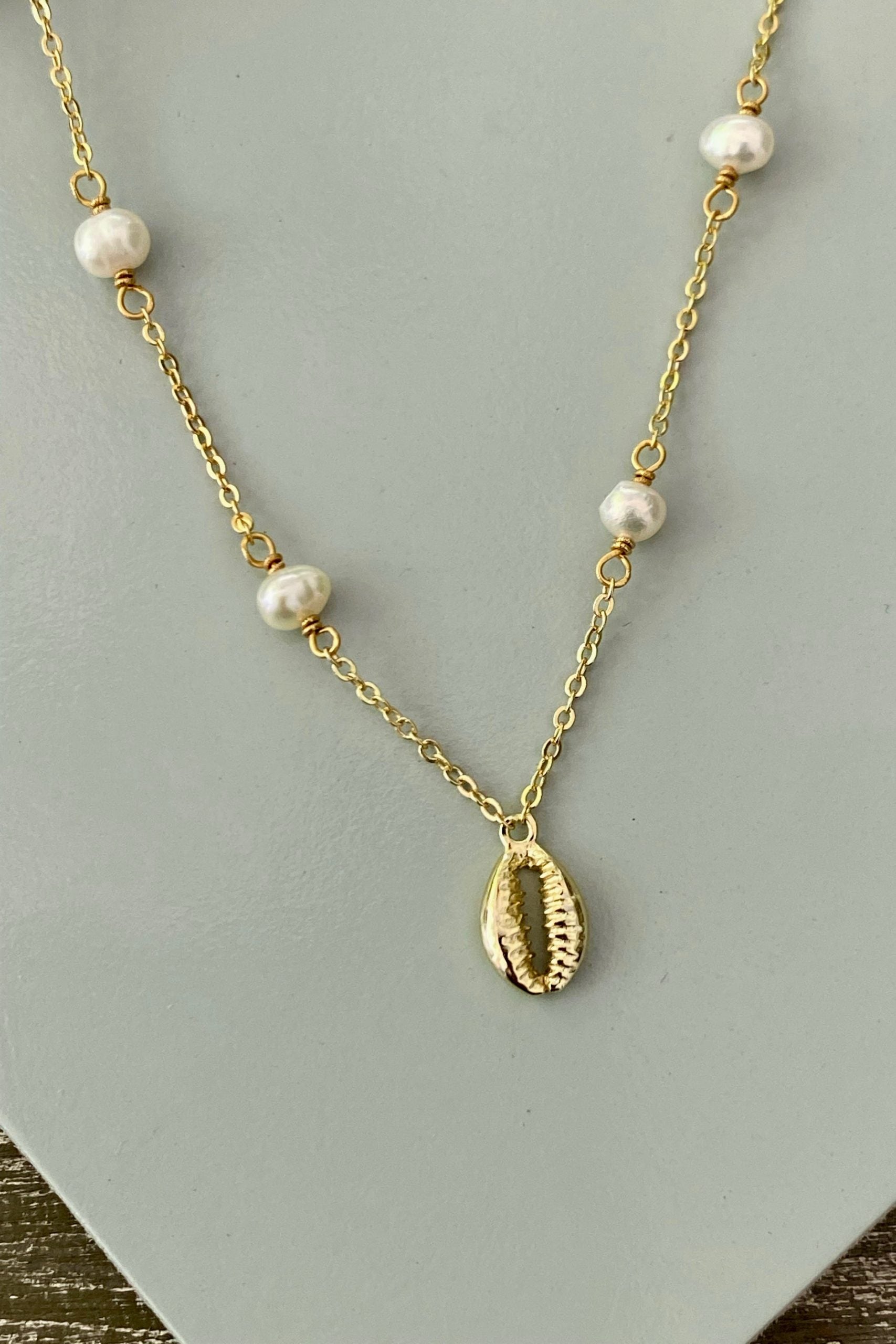 Collar Shell and Pearls